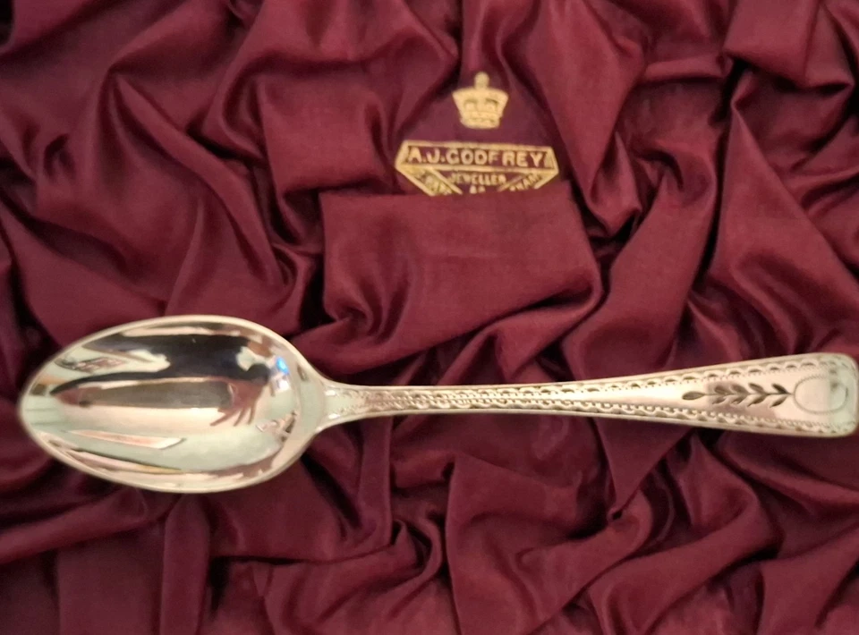 Silver set of 6 tea spoons & Sugar tongs in Hinged Box. 1929 - Image 4 of 4