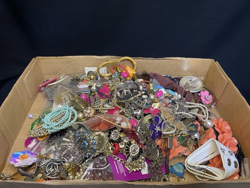 Vintage to Now Junk Jewelry Lot for Crafting Art Tangled Broken 7lbs 3oz - Picture 5 of 8