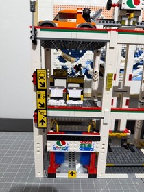 LEGO CITY (4207)  City Garage  Pre Owned Complete*