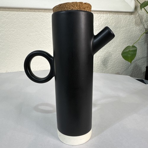 Salsa de vinagreta dispensadora de aceite de oliva Crate & Barrel Shailiee negra mate - Imagen 1 de 18