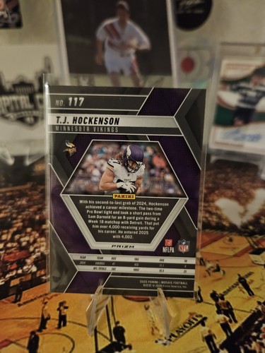 T.J. Hockenson Mosaic Prizm Colourmatch Minnesota Vikings 2024 Panini Mosaic  - Bild 2 von 3