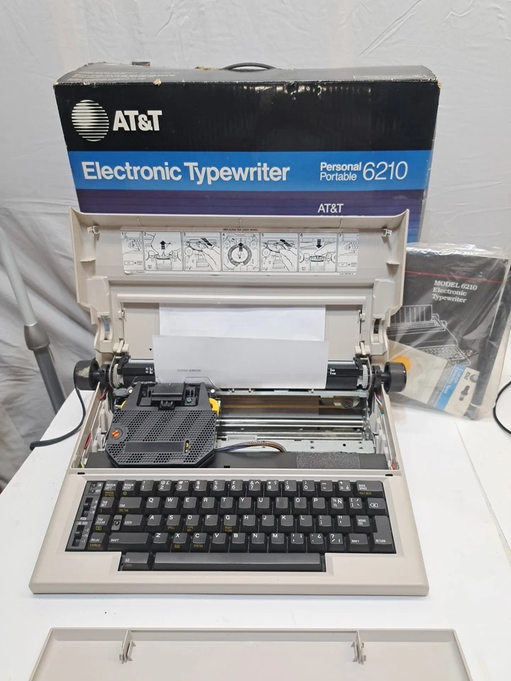 Máquina de escribir electrónica AT&T 6210 de colección personal portátil Surespell necesita tinta Foto 2 de 4