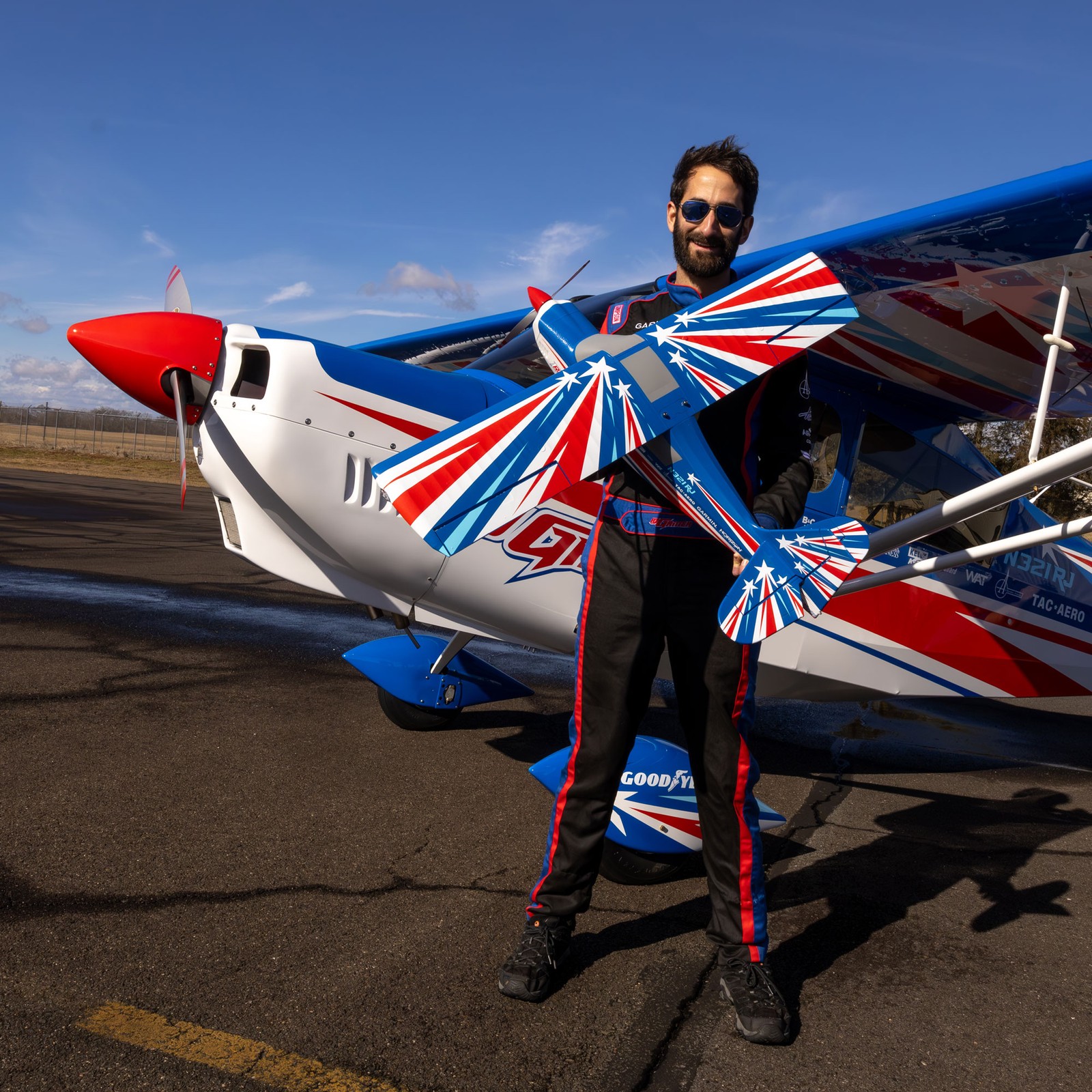 E-flite RC Airplane Decathlon 1.2m with Smart PNP   EFL09275