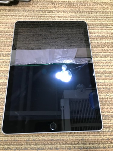 Apple iPad 5th Gen 9.7" (A1822 - 32GB Storage - Space Gray - MP2F2LL/A) - Picture 2 of 8