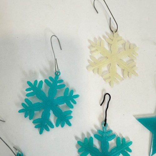 Adornos navideños de plástico carnaval vintage de EE. UU. brillan en la oscuridad copo de nieve de los años 50 - Imagen 4 de 4