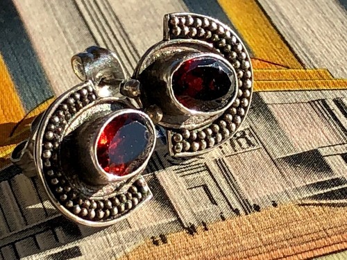 Pendiente de plata de ley 925 de los años 80 granate hecho a mano de 7,5 mm  - Imagen 1 de 3