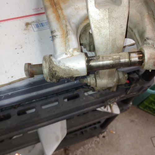 1985 Yamaha XT350 swing arm with bolt - Picture 7 of 10