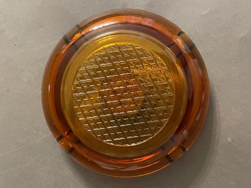 VINTAGE MCM DIAMOND PATTERN AMBER GLASS ASHTRAY WITH APPLIED CORK CENTER HANDLE - Picture 4 of 4