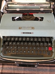 Vintage-Olivetti-Underwood-Portable-Typewriter-Lettera-32-w-Case-works