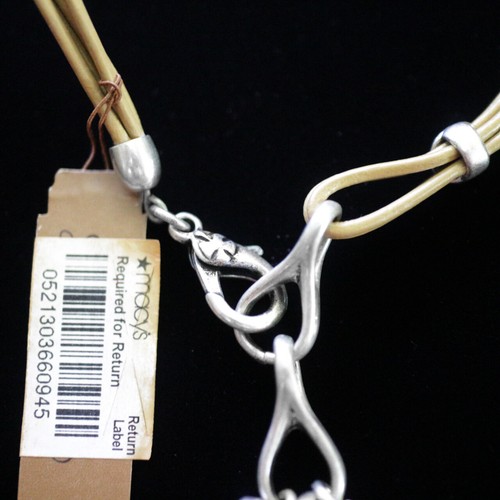 Collana in pelle nuova con etichette marchio lucky Ciondolo in piuma di uccellino e medaglione NUOVO $45 - Foto 6 di 6