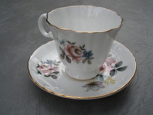 ROYAL GRAFTON FINE BONE CHINA MADE IN ENGLAND CUP SAUCER FLOWERS ROSES - 第 1/6 張圖片