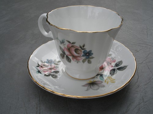 ROYAL GRAFTON FINE BONE CHINA MADE IN ENGLAND CUP SAUCER FLOWERS ROSES - Picture 1 of 6