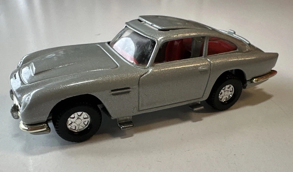Corgi Aston Martin DB5 James Bond 007 - Silver 70021 (50M) - Image 3 of 4