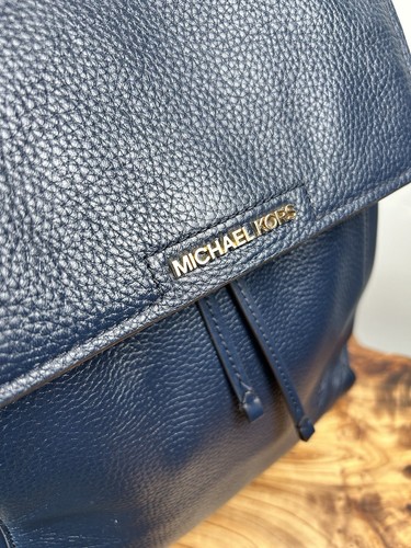 Cartera Mochila Michael Kors Azul Marino Cuero Guijarro - Herrajes Dorados Solapa con Cordón - Imagen 2 de 22