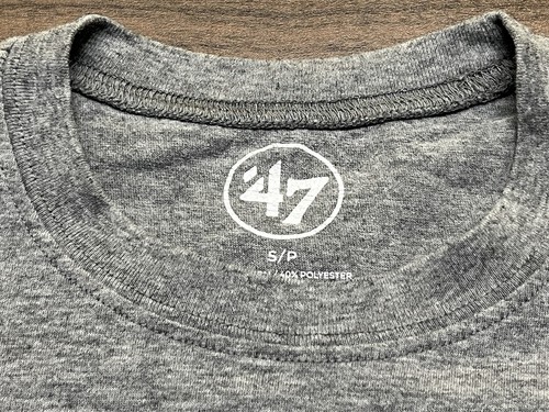 Liverpool Football Club erhöhtes Wappen graues Fußball-T-Shirt "47 Marke für Herren - Small - Bild 4 von 4