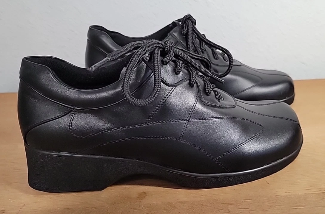 24 HOUR COMFORT Valerie Women's 7 Wide Width Leather Oxfords Black