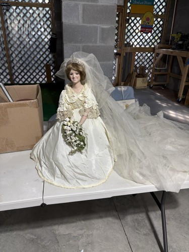 The Princess Diana 19” Porcelain Wedding Dress Bride Doll by The Danbury Mint - Picture 2 of 3