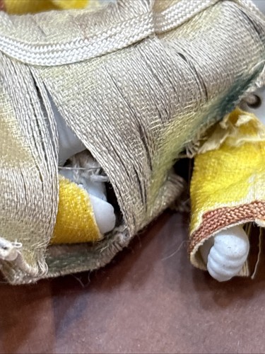 3 1/2 ZOLL ANTIKE PORZELLAN JUNGE PUPPE ZUSAMMENGEHALTEN MIT SCHNUR - TEILWEISE BEKLEIDET - Bild 6 von 7
