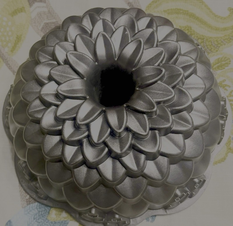 Nordic Ware CHRYSANTHEMUM Bundt Pan 10 cup Cast Aluminum