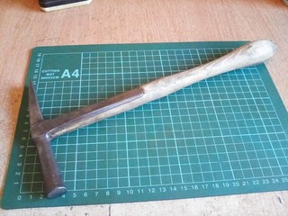 VINTAGE UPHOLSTERY STRAPED HAMMER. TEAR DROP HANDLE.