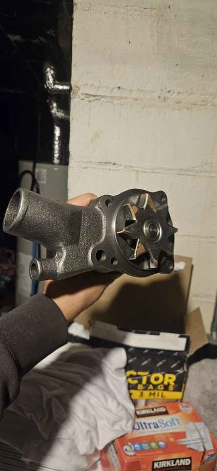 Bomba de agua de hierro fundido Tuff Stuff para Chevy 250 en línea 6 Foto 4 de 4