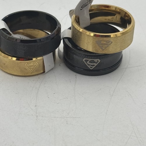 Superman Herren Ring Set 4 verschiedene Logos Größe 9 Neu mit Etikett Neu - Bild 1 von 4