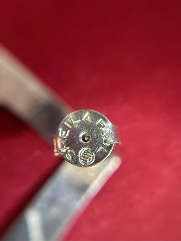 Pendientes colgantes cuadrados con centro hueco Sheila Fajl en tono plateado Foto 2 de 4