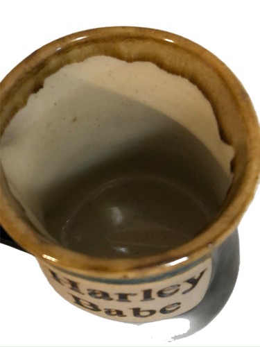Tumbleweed Keramik Harley Babe handbemalt Steinzeug Kaffeebecher grün 20 Unzen Neu mit Etikett - Bild 2 von 6
