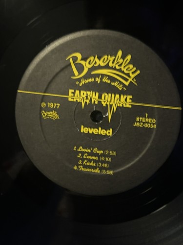 Earth Quake Leveled LP Record VG+-VG++ CBS 1977 Beserkley USA - Imagen 9 de 9