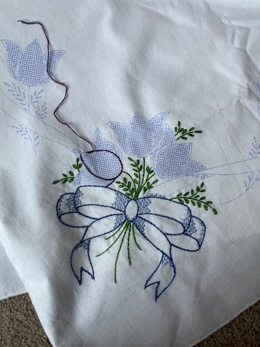 stamped embroidery/Crosstitch tablecloth to embroider, tulips, ribbons & bows - Picture 4 of 4