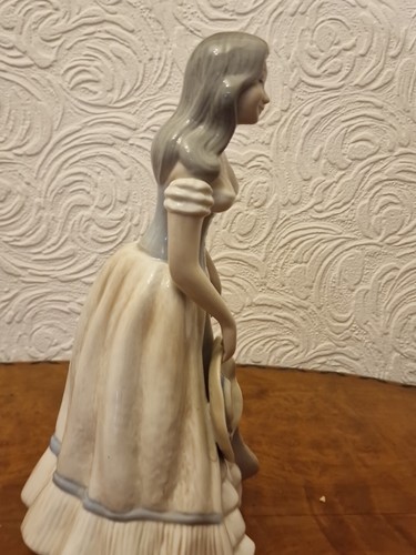 Large Tengra Porcelain Spanish Lady - Picture 9 of 24