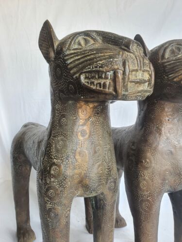 Fino par de leopardos de bronce de Benín de pie. Grande e impresionante. 49cm. Nigeria. - Imagen 3 de 24