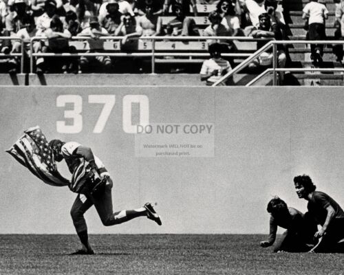 RICK MONDAY CUBS OUTFIELDER SAVES THE FLAG AT DODGER STADIUM 8X10 PHOTO (EP-900)