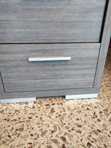 Comodino 2 cassetti scorrevoli serie '' OSLO'' colore rovere-grigio . - Foto 5 di 7