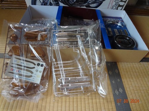 Tamiya 1/6 Honda CB750 FOUR Big Scale No.1 Unassembled Kit - Picture 3 of 4