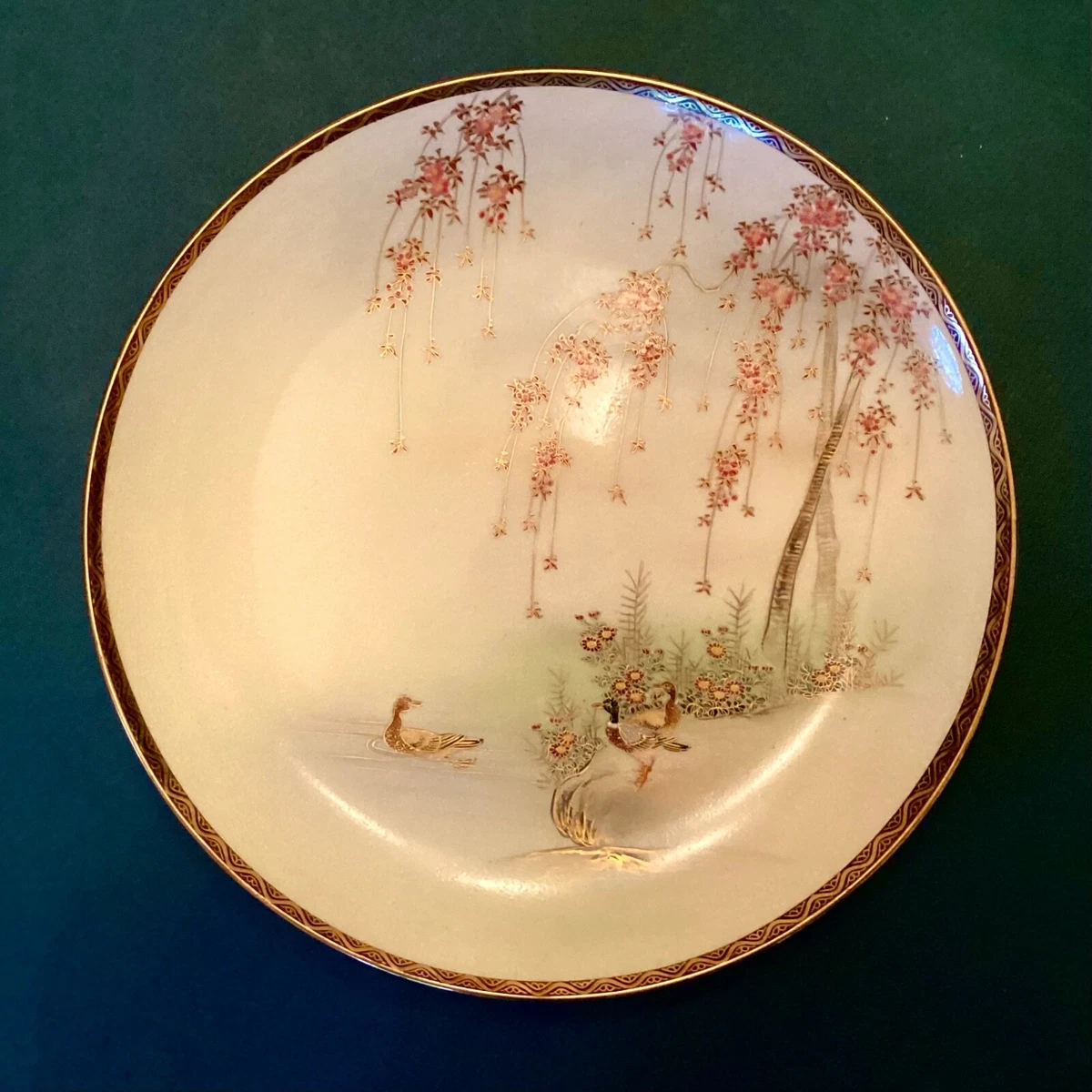 瓷器  置物　アンティーク　铭刻有り 深川製磁 深川製磁 宮内庁御用達 花瓶 紋花 色絵 有田焼 宮内省御用達