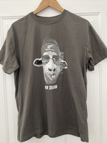 New Zealand Sheep w/ Shades Gray Unisex Adult T-Shirt - Size L - NWOT
