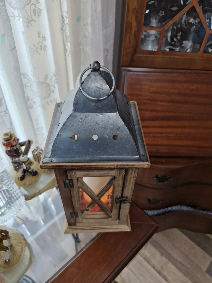 "Linterna decorativa de madera de 14"" •Manija de anillo de metal y lados de vidrio •Puerta de acceso con bisagras" Foto 2 de 4