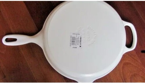 Le Creuset ® Signature 10.25" Cream Enameled Cast Iron Skillet. NIB - Picture 3 of 7