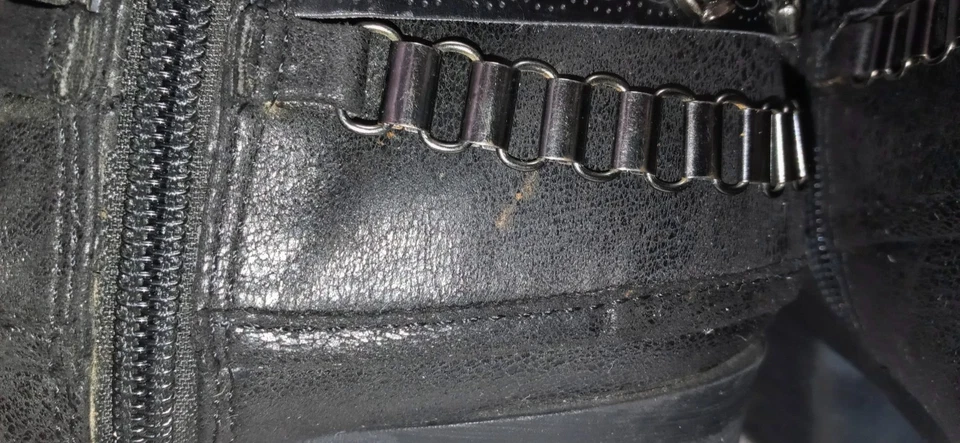 Botines Rocker Carlos Santana Cole Negros Mujer Talla 8.5M Gunmetal Correas Cadenas Foto 2 de 4