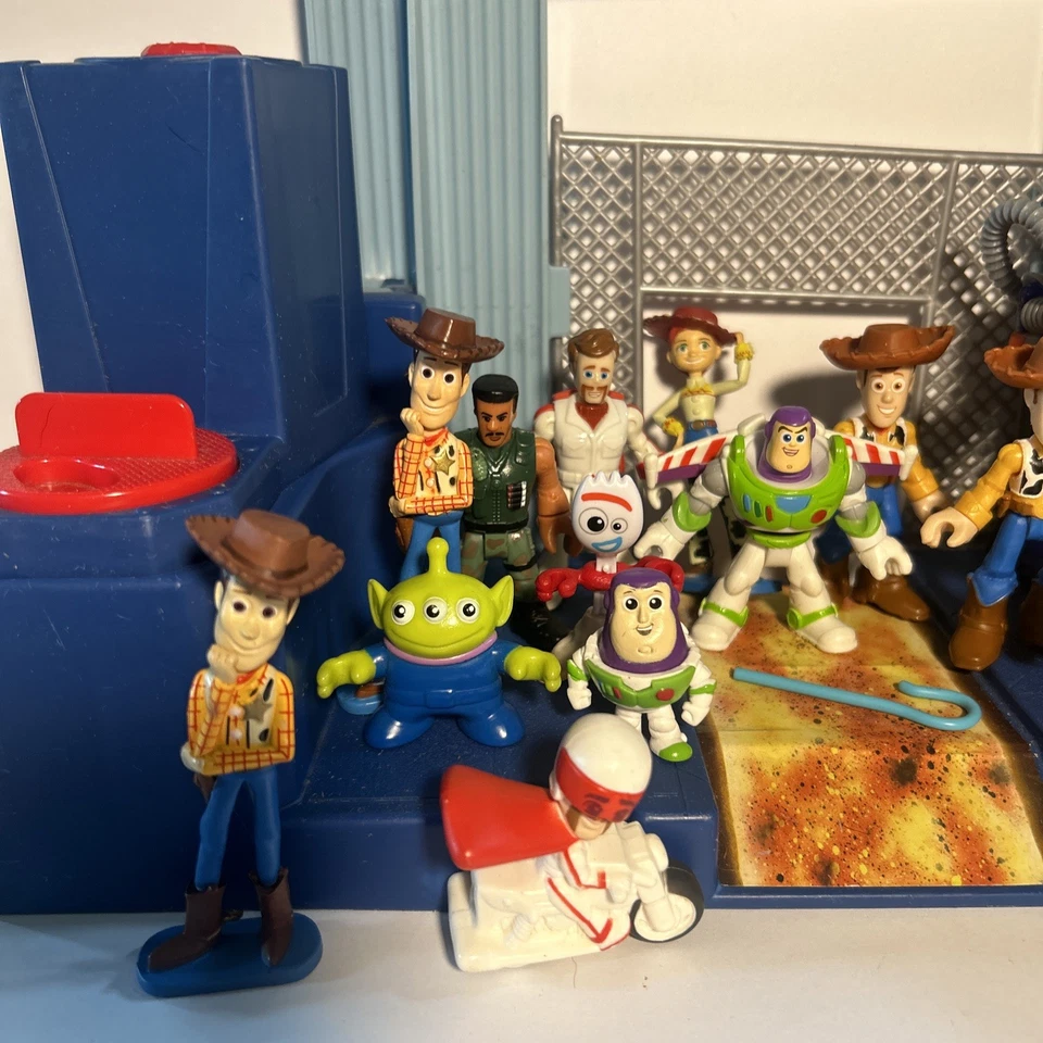 Лот товаров Игровой набор и Фигурки Disney Pixar Toy Story Imaginext Tri-County Landfill  - Изображение 2 из 4