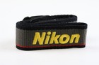 NIKON pasek z żółtym napisem i czerwonymi paskami