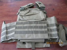 NEW UNBRANDED  PLATE CARRIER W/ TONS OD EXTRA ATTACHMENTS *NO PLATES* SZ SM/MED