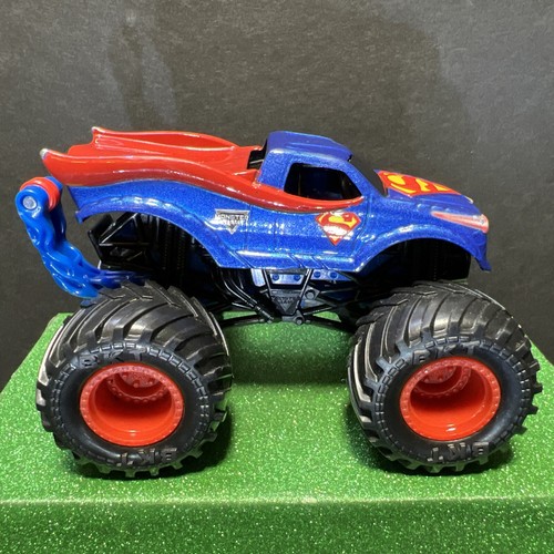 Spin Master Monster Jam Superman Truck Wheelie Bar Nuevo 1:64 - Imagen 3 de 7