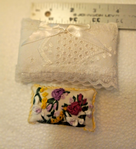 2 cuscini/cuscini fatti a mano per casa delle bambole scala 1:12 - 1:6 - OOK - Foto 4 di 5