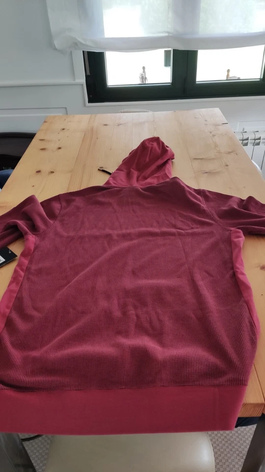 Sudadera Hurley a estrenar. Es mas bien fina, de entretiempo..dry fit. - Imagen 4 de 4