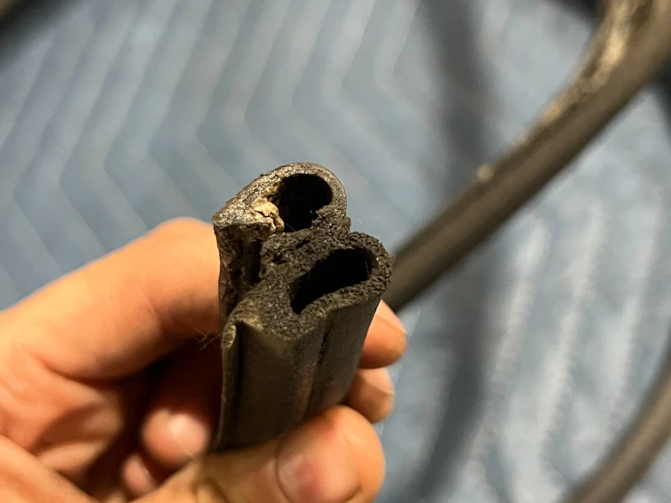 1983 - 1985 年保时捷 944 后舱后备箱密封气象保护垫圈原始设备制造商 #2478EM — 第 4/4 张图片