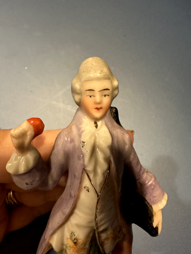 Figura victoriana de George Washington marcando corona sobre una M figura de porcelana - Imagen 2 de 5