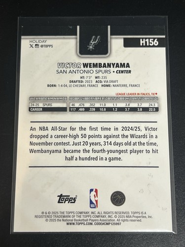 2025-26 Topps Holiday Basketball #H156 Victor Wembanyama BLUE Glitter - Spurs! - Bild 2 von 3