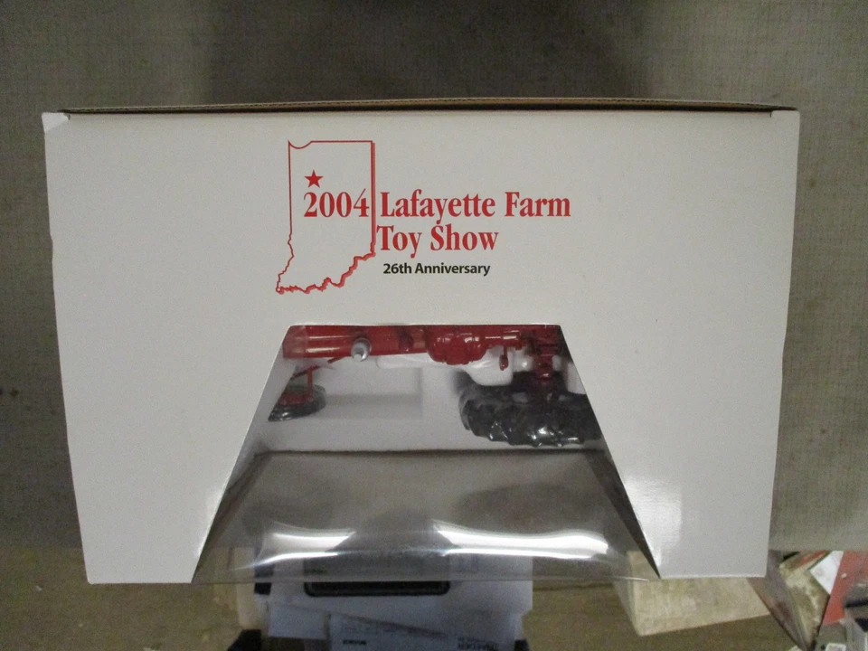 IH Farmall 350 LP Toy Tractor "2004 Lafayette Toy Show" 1/16 Scale NIB - Image 3 of 4